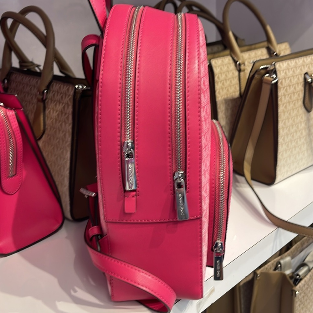 Michael Kors Jaycee Medium Ombré Signature Logo Backpack
Dragonfruit
NWT - Picture 5 of 13
